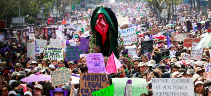 mundo-mujeres-alzan-la-voz-feminicidios-violencia-genero-cdmx-buanos-aires-san-salvador-montevideo-08032020-965x440