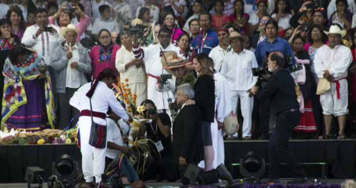 amlo-hincado-baston-de-mando-zocalo