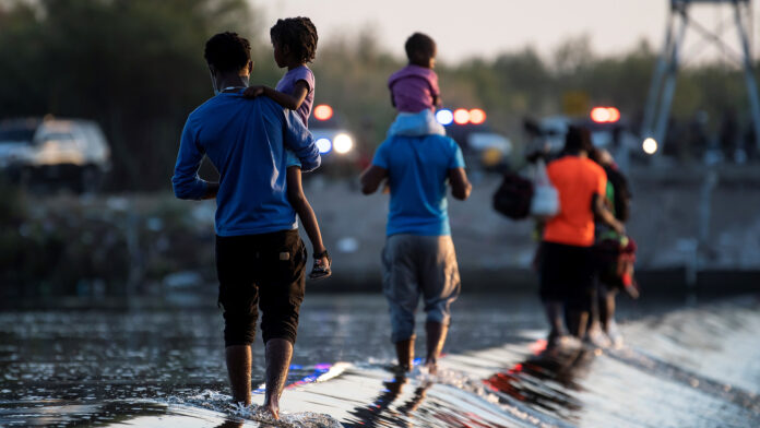 Migrantes Haitianos cruzan el Río Bravo en espera de un proceso de asilo