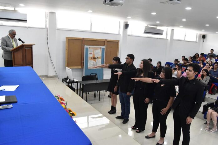 Rinde protesta ante el rector Rubén Solís Ríos la nueva sociedad de alumnos de la Facultad de Ciencias Exactas UJED